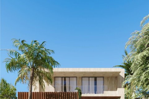 House in Miami, Florida 5 bedrooms № 1962595 - photo 1