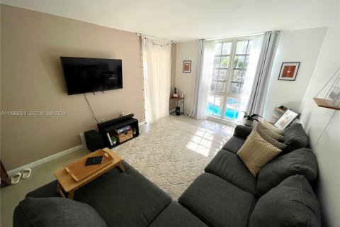 Снять в аренду кондоминиум в Корал-Гейблс, Флорида 2 спальни, 78.04м2, № 2056896 - фото 3