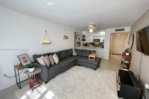 Снять в аренду кондоминиум в Корал-Гейблс, Флорида 2 спальни, 78.04м2, № 2056896 - фото 2