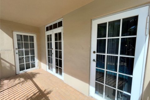 Снять в аренду кондоминиум в Корал-Гейблс, Флорида 2 спальни, 78.04м2, № 2056896 - фото 20