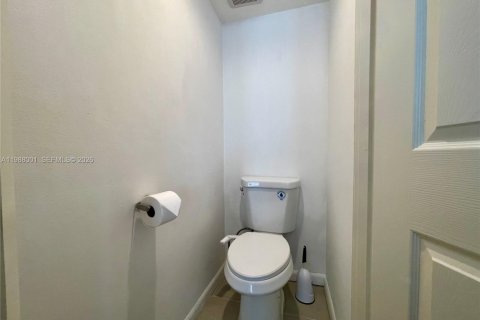 Снять в аренду кондоминиум в Корал-Гейблс, Флорида 2 спальни, 78.04м2, № 2056896 - фото 19