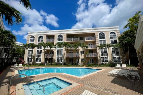 Снять в аренду кондоминиум в Корал-Гейблс, Флорида 2 спальни, 78.04м2, № 2056896 - фото 1