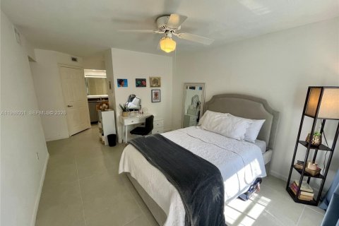 Снять в аренду кондоминиум в Корал-Гейблс, Флорида 2 спальни, 78.04м2, № 2056896 - фото 18