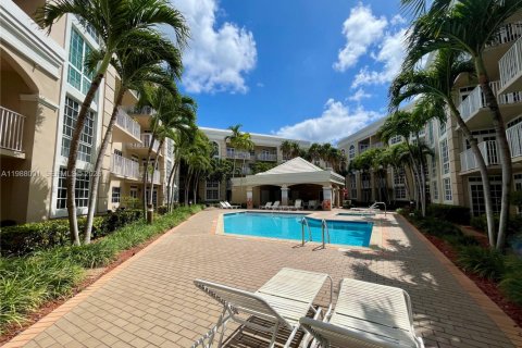 Снять в аренду кондоминиум в Корал-Гейблс, Флорида 2 спальни, 78.04м2, № 2056896 - фото 10