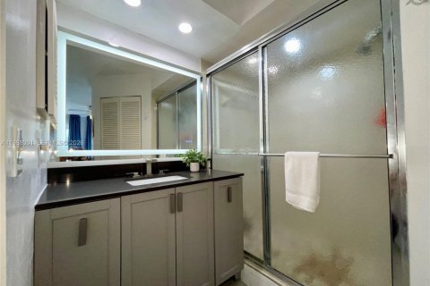 Снять в аренду кондоминиум в Корал-Гейблс, Флорида 2 спальни, 78.04м2, № 2056896 - фото 7