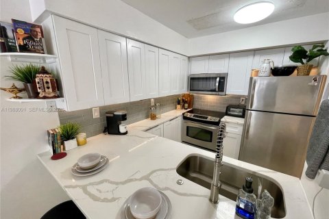 Снять в аренду кондоминиум в Корал-Гейблс, Флорида 2 спальни, 78.04м2, № 2056896 - фото 11