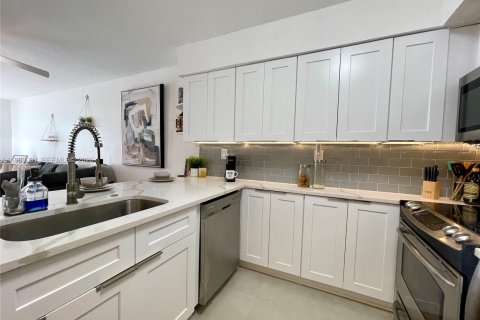 Снять в аренду кондоминиум в Корал-Гейблс, Флорида 2 спальни, 78.04м2, № 2056896 - фото 4