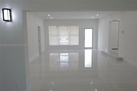 House in Miami, Florida 4 bedrooms, 146.79 sq.m. № 1965241 - photo 7