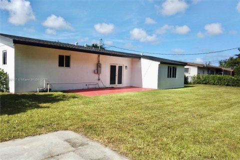 House in Miami, Florida 4 bedrooms, 146.79 sq.m. № 1965241 - photo 19