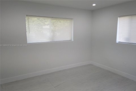 House in Miami, Florida 4 bedrooms, 146.79 sq.m. № 1965241 - photo 13
