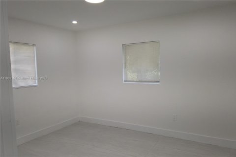 House in Miami, Florida 4 bedrooms, 146.79 sq.m. № 1965241 - photo 14