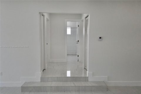 House in Miami, Florida 4 bedrooms, 146.79 sq.m. № 1965241 - photo 11