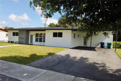 House in Miami, Florida 4 bedrooms, 146.79 sq.m. № 1965241 - photo 3