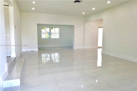 House in Miami, Florida 4 bedrooms, 146.79 sq.m. № 1965241 - photo 6