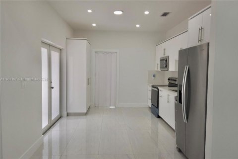 House in Miami, Florida 4 bedrooms, 146.79 sq.m. № 1965241 - photo 10