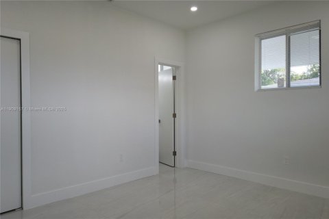 House in Miami, Florida 4 bedrooms, 146.79 sq.m. № 1965241 - photo 12