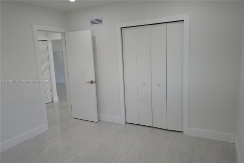 House in Miami, Florida 4 bedrooms, 146.79 sq.m. № 1965241 - photo 15