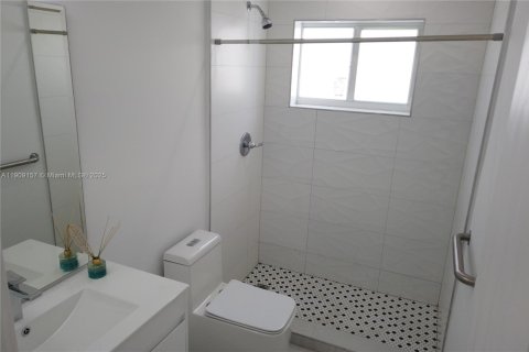 House in Miami, Florida 4 bedrooms, 146.79 sq.m. № 1965241 - photo 16