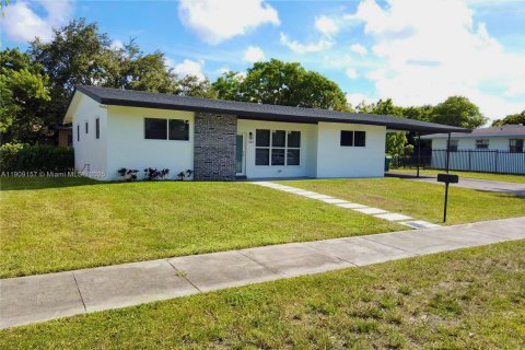 House in Miami, Florida 4 bedrooms, 146.79 sq.m. № 1965241 - photo 1