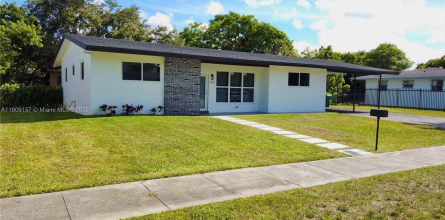House in Miami, Florida 4 bedrooms, 146.79 sq.m. № 1965241