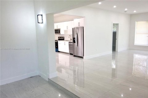 House in Miami, Florida 4 bedrooms, 146.79 sq.m. № 1965241 - photo 8