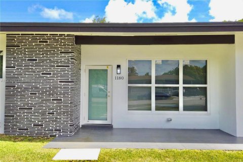 House in Miami, Florida 4 bedrooms, 146.79 sq.m. № 1965241 - photo 5