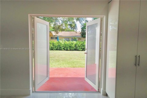 House in Miami, Florida 4 bedrooms, 146.79 sq.m. № 1965241 - photo 17