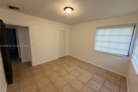 House in Miami Springs, Florida 3 bedrooms, 189.33 sq.m. № 2088233 - photo 15