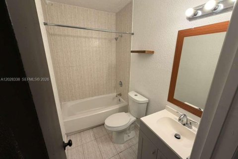 House in Miami Springs, Florida 3 bedrooms, 189.33 sq.m. № 2088233 - photo 10