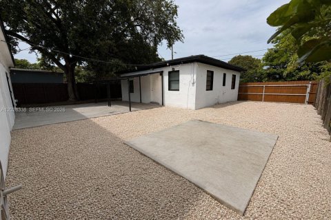 House in Miami Springs, Florida 3 bedrooms, 189.33 sq.m. № 2088233 - photo 28