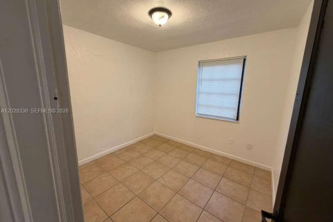 House in Miami Springs, Florida 3 bedrooms, 189.33 sq.m. № 2088233 - photo 12