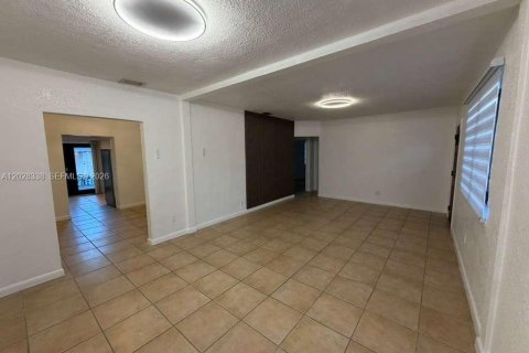 House in Miami Springs, Florida 3 bedrooms, 189.33 sq.m. № 2088233 - photo 21