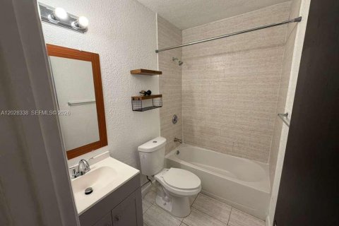 House in Miami Springs, Florida 3 bedrooms, 189.33 sq.m. № 2088233 - photo 4