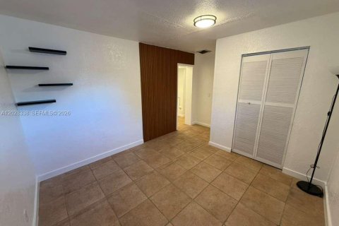 House in Miami Springs, Florida 3 bedrooms, 189.33 sq.m. № 2088233 - photo 3