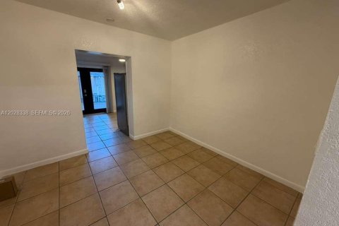 House in Miami Springs, Florida 3 bedrooms, 189.33 sq.m. № 2088233 - photo 19