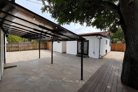 House in Miami Springs, Florida 3 bedrooms, 189.33 sq.m. № 2088233 - photo 23
