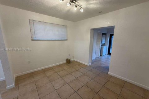 House in Miami Springs, Florida 3 bedrooms, 189.33 sq.m. № 2088233 - photo 18