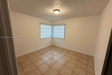 House in Miami Springs, Florida 3 bedrooms, 189.33 sq.m. № 2088233 - photo 13