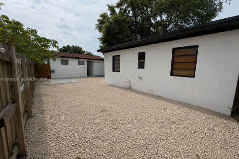 House in Miami Springs, Florida 3 bedrooms, 189.33 sq.m. № 2088233 - photo 27