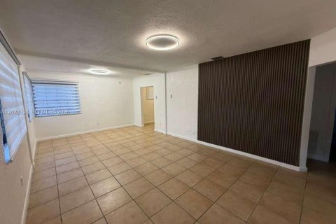 House in Miami Springs, Florida 3 bedrooms, 189.33 sq.m. № 2088233 - photo 22