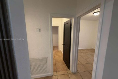House in Miami Springs, Florida 3 bedrooms, 189.33 sq.m. № 2088233 - photo 5