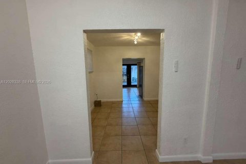House in Miami Springs, Florida 3 bedrooms, 189.33 sq.m. № 2088233 - photo 24