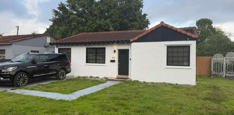 House in Miami Springs, Florida 3 bedrooms, 189.33 sq.m. № 2088233