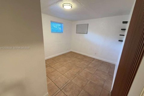 House in Miami Springs, Florida 3 bedrooms, 189.33 sq.m. № 2088233 - photo 8