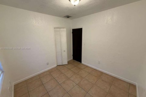House in Miami Springs, Florida 3 bedrooms, 189.33 sq.m. № 2088233 - photo 7