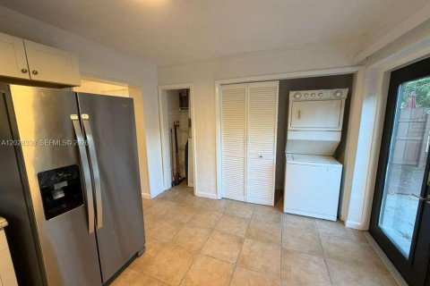 House in Miami Springs, Florida 3 bedrooms, 189.33 sq.m. № 2088233 - photo 16