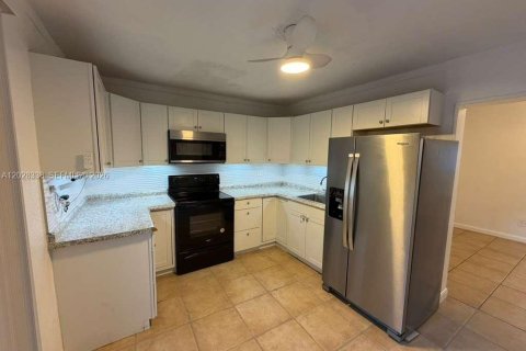 House in Miami Springs, Florida 3 bedrooms, 189.33 sq.m. № 2088233 - photo 17