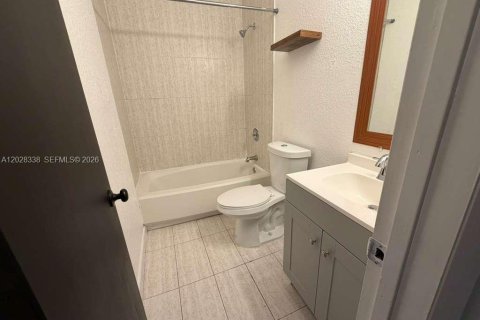 House in Miami Springs, Florida 3 bedrooms, 189.33 sq.m. № 2088233 - photo 9