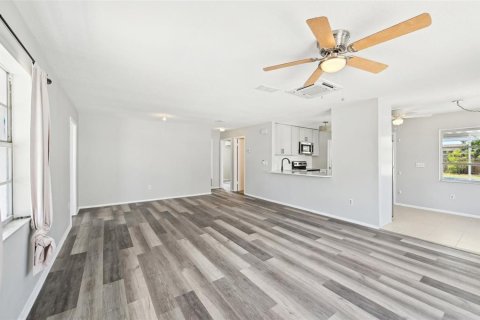 House in Venice, Florida 3 bedrooms, 102.01 sq.m. № 1685295 - photo 4