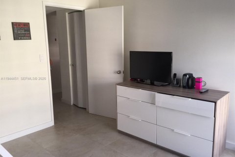 Condo in Aventura, Florida, 2 bedrooms  № 2001658 - photo 17